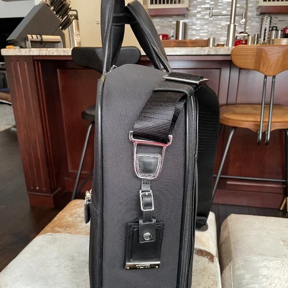 Tumi Arrivé Trifold Carry on Garment Bag - Picture 2 of 9